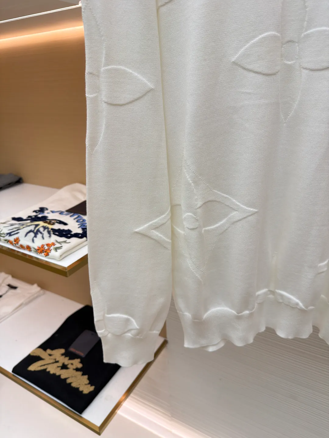 LOUIS VUITTON embossed floral 㚏 jacquard knitted round neck long sleeves ●Original version: 12300 purchase and development ●Item number: 1681614--A70 ●Fabrics: combed cotton fabric ●Technology: knitted intarsia production ●Version: fitted version ●Weight: about 380 grams ●Size: XS-S-M-L ●Description: Heavy positioning three-dimensional contrasting intarsia technology throughout the fashionable and high-end sense! Swiss woven positioning intarsia technology, high-end pink color, sporty style, same style for men and women! The classic wide version is fashionable and advanced! The overall wiring is straight and delicate, the fabric is comfortable and soft, and the color is consistent without color difference. It can be matched with the same style to create a fashionable look and control various occasions. Customized accessories, complete with three standards, same style for men and women!